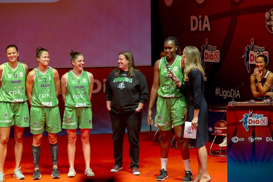 Presentación SuperLiga Femenina de Baloncesto DIA - Imagen parcial del equipo Vitoria Gasteiz de basket femenino.