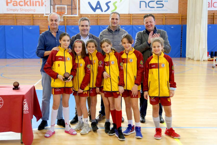 VIIº Torneo Virgen de la Paz - Imagen de todos los miembros del equipo Alcobendas de baloncesto femenino posando con su trofeo.