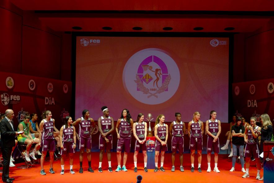 Presentación SuperLiga Femenina de Baloncesto DIA - Imagen del escenario  iluminado con el equipo Valencia basket femenino.