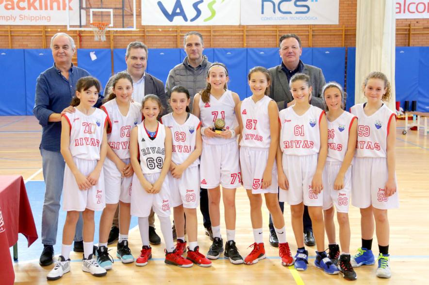 VIIº Torneo Virgen de la Paz - Imagen de todos los miembros del equipo Rivas de baloncesto femenino posando con su trofeo.