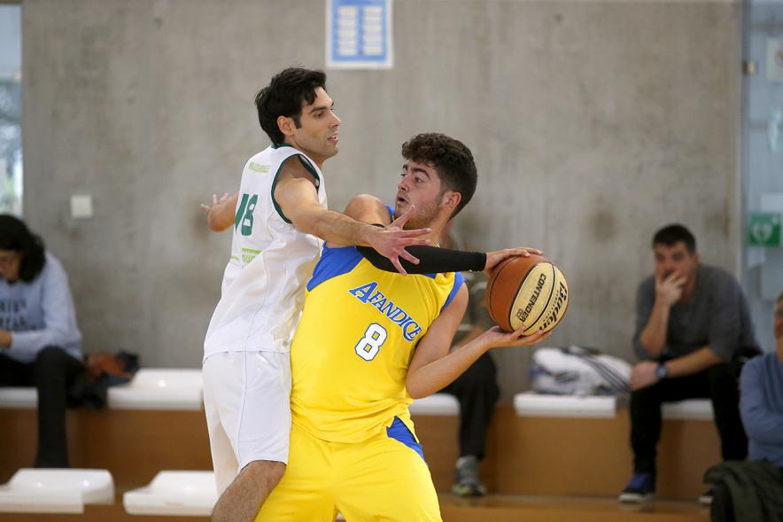 Celebración Título de Campeón de España Baloncesto FEDDI - Primer Partido de Liga FEMADDI-AFANDICE - Imagen del lance entre dos jugadores por el balón.