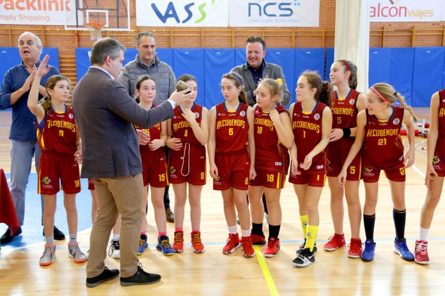 VIIº Torneo Virgen de la Paz - Imagen de todos los miembros del equipo Alcobendas de baloncesto femenino recibiendo su trofeo.