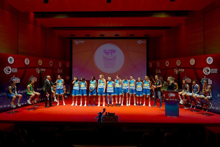 Presentación SuperLiga Femenina de Baloncesto DIA - Imagen del escenario iluminado con un equipo de basket femenino.