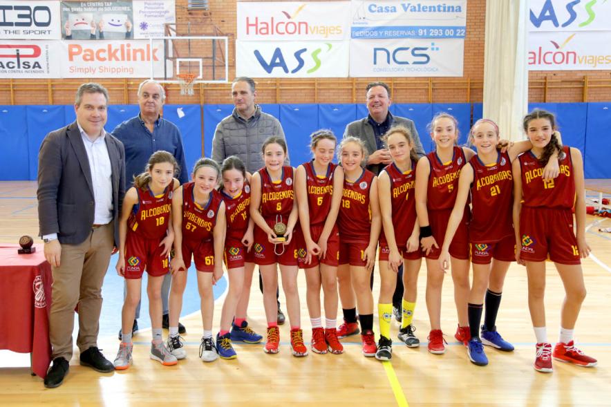 VIIº Torneo Virgen de la Paz - Imagen de todos los miembros del equipo Alcobendas de baloncesto femenino posando con su trofeo.