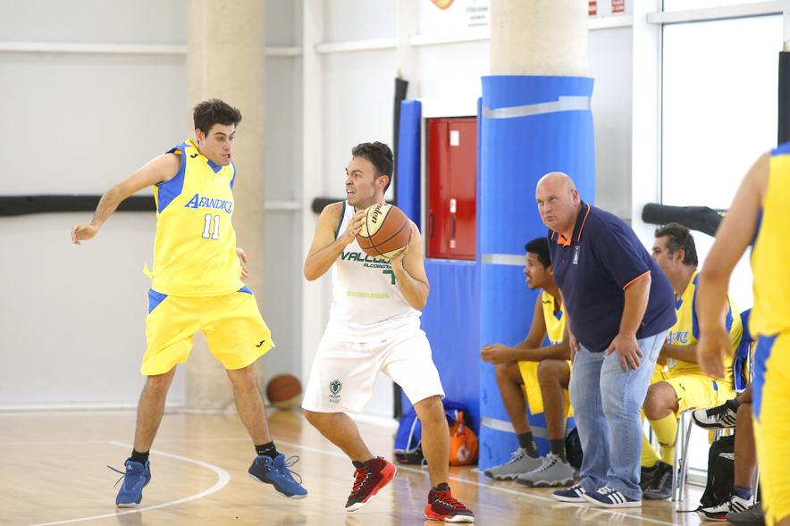 Celebración Título de Campeón de España Baloncesto FEDDI - Primer Partido de Liga FEMADDI-AFANDICE - Imagen de dos jugadores contrarios disputando el balón.