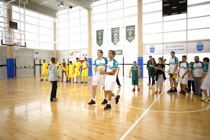 Celebración Título de Campeón de España Baloncesto FEDDI - Primer Partido de Liga FEMADDI-AFANDICE - Imagen panorámica de la cancha con los jugadores y el árbitro.
