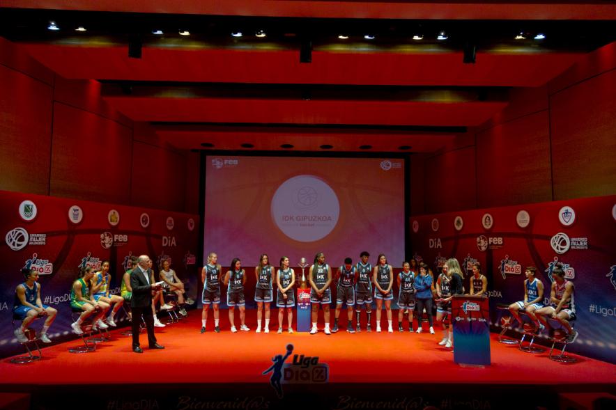 Presentación SuperLiga Femenina de Baloncesto DIA - Imagen del escenario iluminado con el Guipúzcoa club.