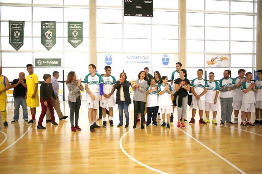 Celebración Título de Campeón de España Baloncesto FEDDI - Primer Partido de Liga FEMADDI-AFANDICE - Las concejalas saludan a los vencedores.