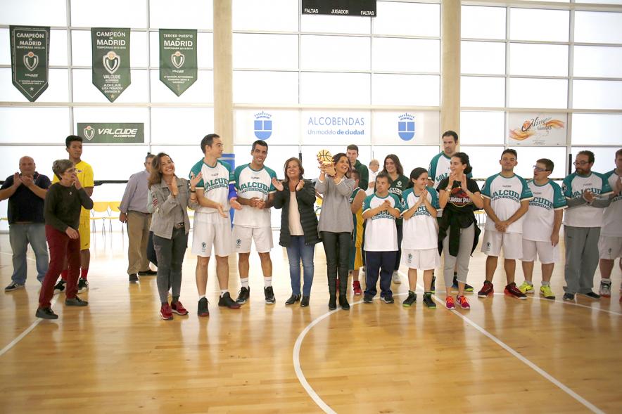 Celebración Título de Campeón de España Baloncesto FEDDI - Primer Partido de Liga FEMADDI-AFANDICE -  Las concejalas municipales posan con el equipo vencedor del torneo.