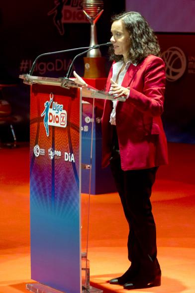 Presentación SuperLiga Femenina de Baloncesto DIA - Imagen del discurso de una responsable de deportes.