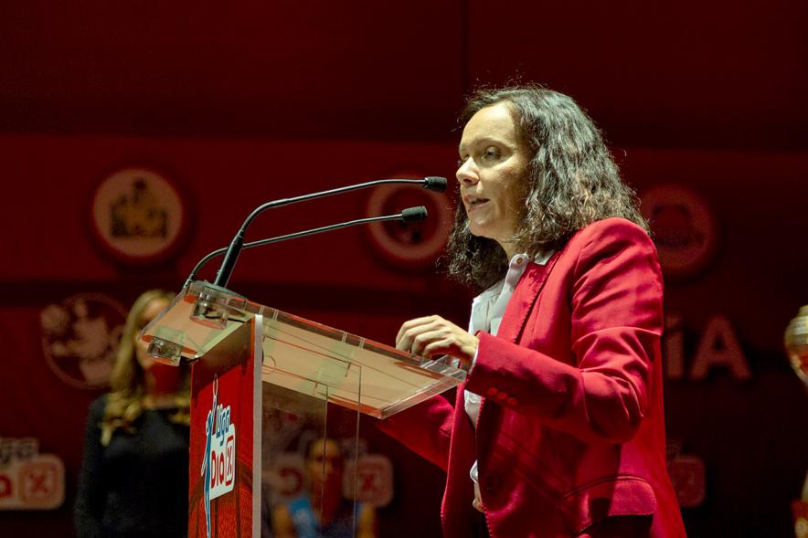 Presentación SuperLiga Femenina de Baloncesto DIA - Primer plano de la presentadora del evento.