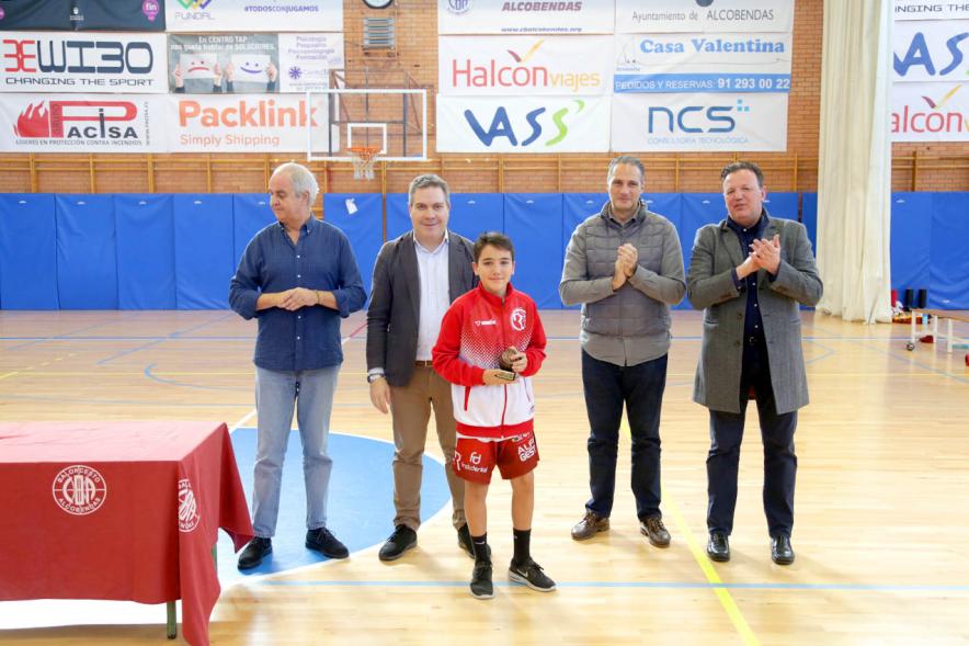 VIIº Torneo Virgen de la Paz - Imagen de un miembro del equipo CBC Basketball posando con su trofeo mejor jugador.