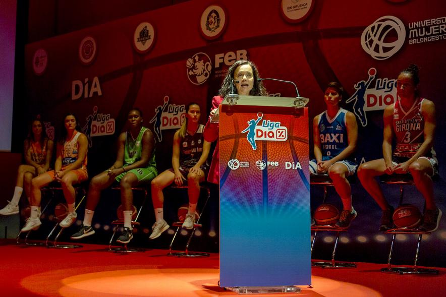 Presentación SuperLiga Femenina de Baloncesto DIA - Imagen central de la presentadora y parte de los equipos femeninos.