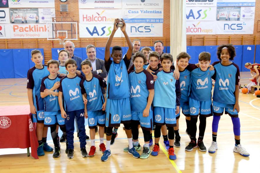 VIIº Torneo Virgen de la Paz - Imagen de todos los miembros del equipo Moviestar Estudiantes de baloncesto posando con su trofeo.