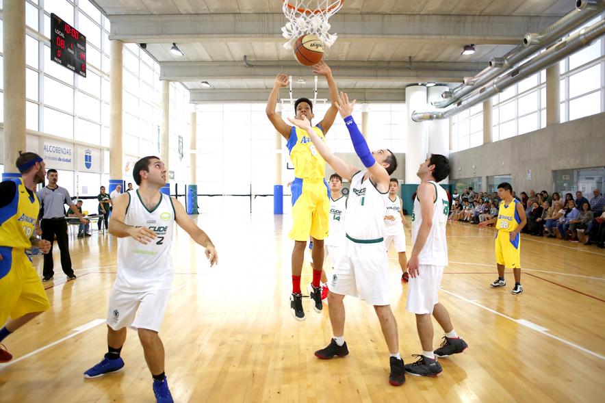Celebración Título de Campeón de España Baloncesto FEDDI - Primer Partido de Liga FEMADDI-AFANDICE - Imagen de los jugadores y uno tirando a canasta.