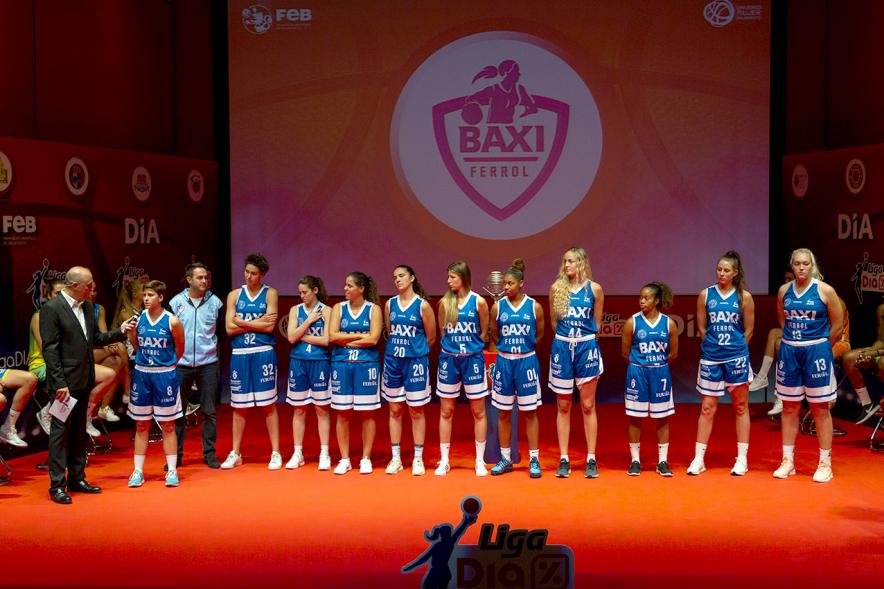 Presentación SuperLiga Femenina de Baloncesto DIA - Imagen del escenario con el equipo  BAXI Ferrol.