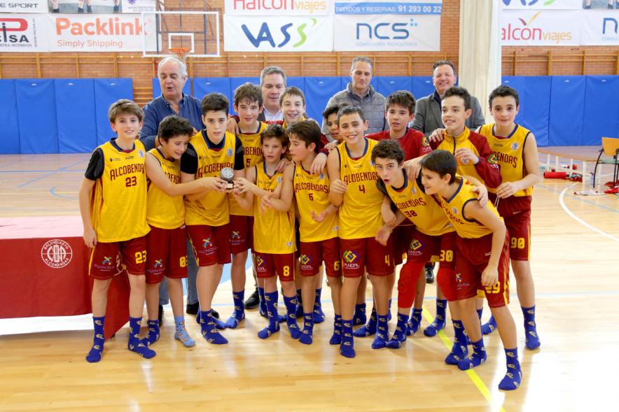 VIIº Torneo Virgen de la Paz - Imagen de todos los miembros del equipo Alcobendas de baloncesto posando con su trofeo.