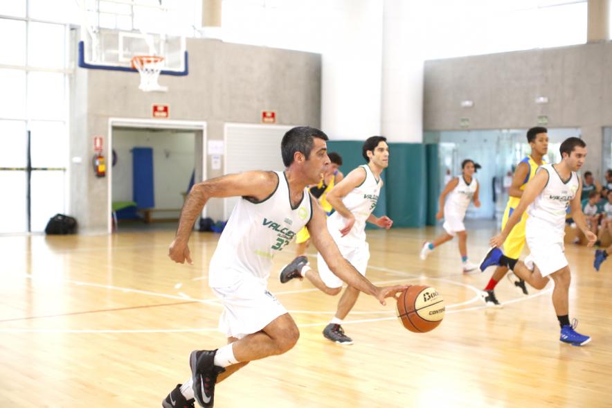 Celebración Título de Campeón de España Baloncesto FEDDI - Primer Partido de Liga FEMADDI-AFANDICE -  Imagen de varios jugadores contrarios disputando el balón.
