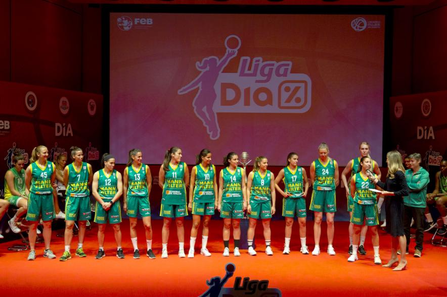 Presentación SuperLiga Femenina de Baloncesto DIA - Imagen del escenario con un equipo aragonés de basket femenino.