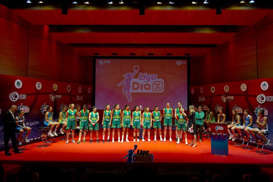Presentación SuperLiga Femenina de Baloncesto DIA - Imagen del escenario  iluminado con un equipo aragonés de basket femenino.