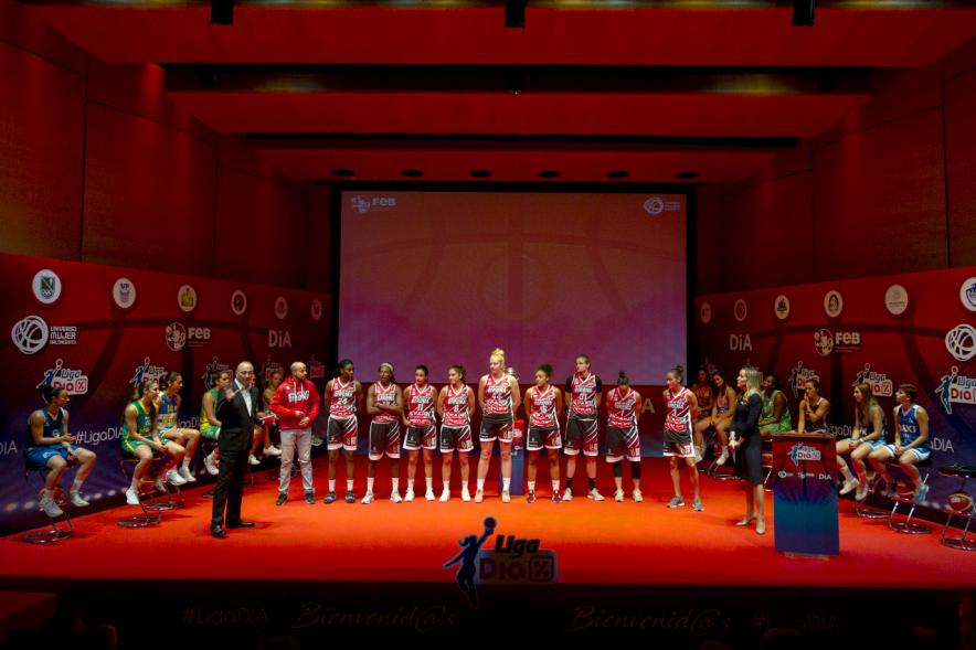 Presentación SuperLiga Femenina de Baloncesto DIA - Imagen del escenario  iluminado con el equipo 
