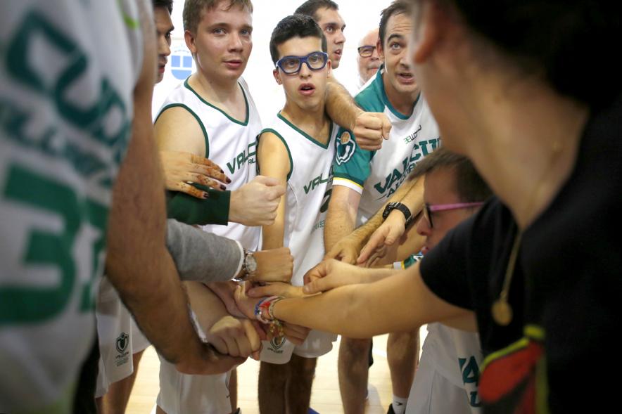 Celebración Título de Campeón de España Baloncesto FEDDI - Primer Partido de Liga FEMADDI-AFANDICE - Imagen del saludo, choque de manos, de un equipo.