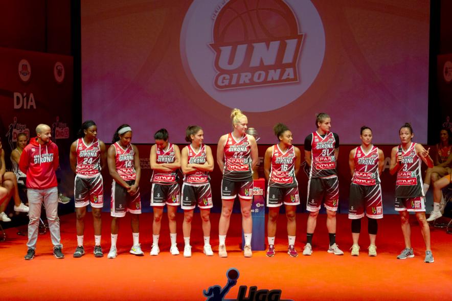 Presentación SuperLiga Femenina de Baloncesto DIA - Imagen del escenario  iluminado con el equipo Uni Girona basket femenino.