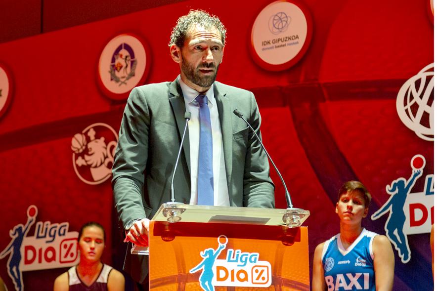 Presentación SuperLiga Femenina de Baloncesto DIA - Primer plano del responsable del campeonato.