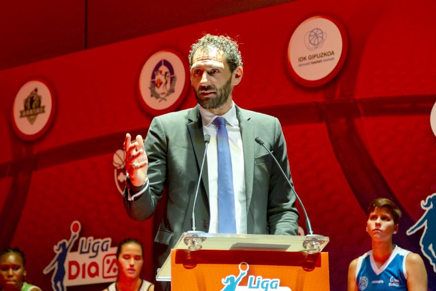 Presentación SuperLiga Femenina de Baloncesto DIA - Imagen del discurso de un responsable deportivo.