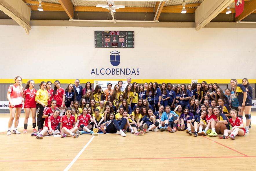Campeonato de Balonmano Femenino - Imagen de los equipos en el centro del terreno de juego juntos.