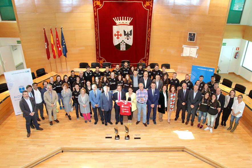 Recepción por los Ascensos del Equipo Femenino y Masculino de Balonmano - Imagen de un posado cenital de las autoridades y equipos.