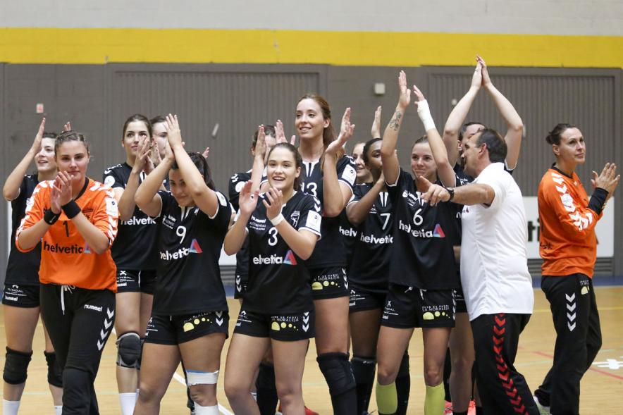 Detalle jugadoras aplaudiendo al público