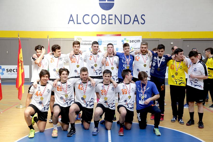 Entrega Trofeos Fase Final Categoría 1 Juvenil Masculina de Balonmano - Imagen del equipo ganador con su trofeo.