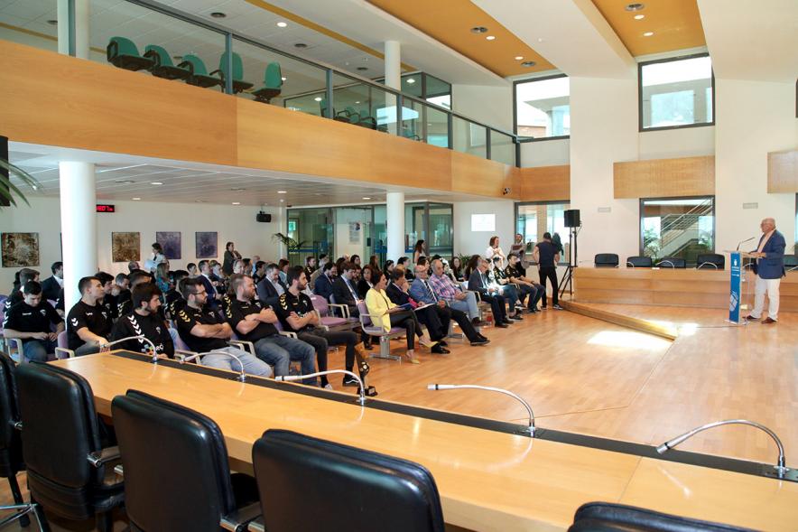 Recepción por los Ascensos del Equipo Femenino y Masculino de Balonmano - Imagen panorámica del público asistente.