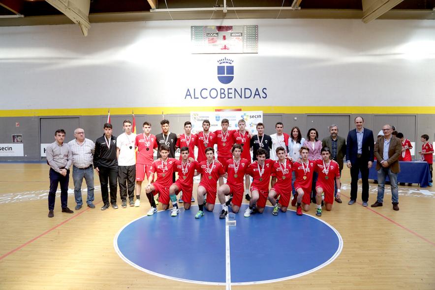 Entrega Trofeos Fase Final Categoría 1 Juvenil Masculina de Balonmano - Imagen del equipo contrario con sus medallas.