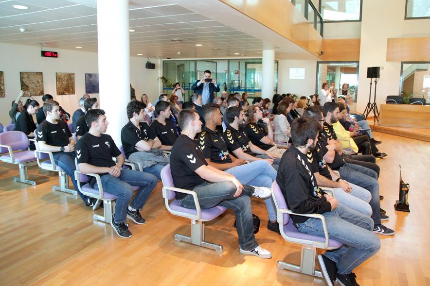 Recepción por los Ascensos del Equipo Femenino y Masculino de Balonmano - Imagen del equipo de balonmano sentado escuchando el discurso.