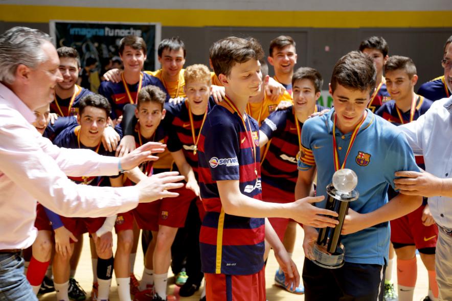 Balonmano Barcelona Lassa Cadete recogiendo el trofeo