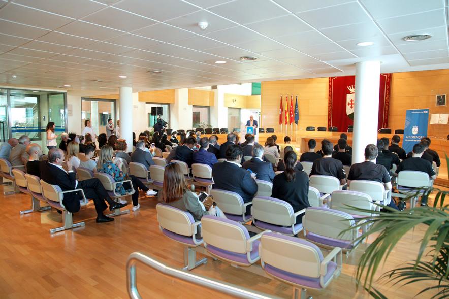 Recepción por los Ascensos del Equipo Femenino y Masculino de Balonmano - Imagen panorámica del público asistente.