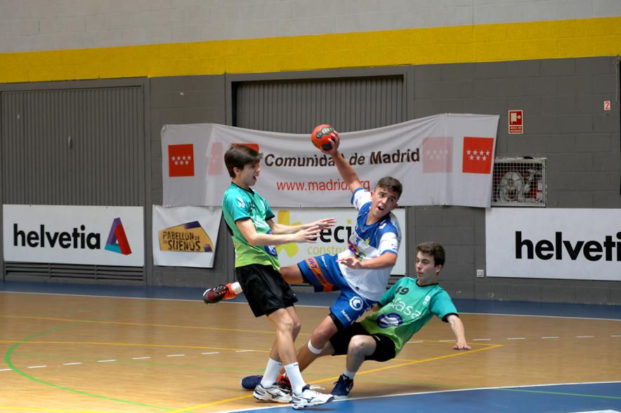 Campeonato de España Juvenil de Balonmano - Un jugador dispara a puerta.
