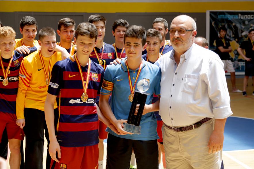 Balonmano Barcelona Lassa Cadete posando con el trofeo