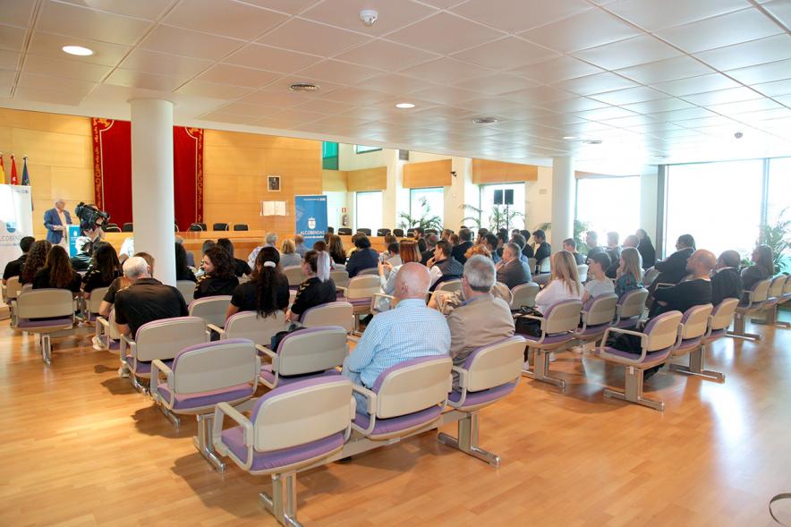 Recepción por los Ascensos del Equipo Femenino y Masculino de Balonmano - Imagen panorámica del público asistente.