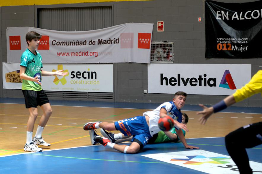 Campeonato de España Juvenil de Balonmano - Imagen de una escena del partido entre dos jugadores.
