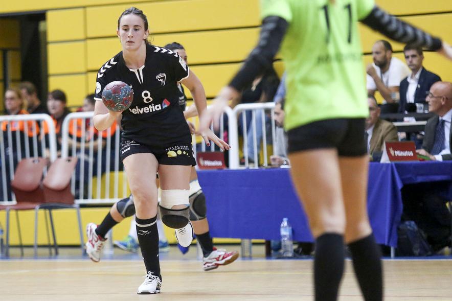Nora Azurmendi Arzallus botando el balón en carrera