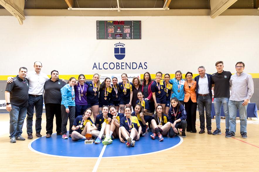 Campeonato de Balonmano Femenino - Imagen de uno de los equipos de balonmano femenino posando con su trofeo.