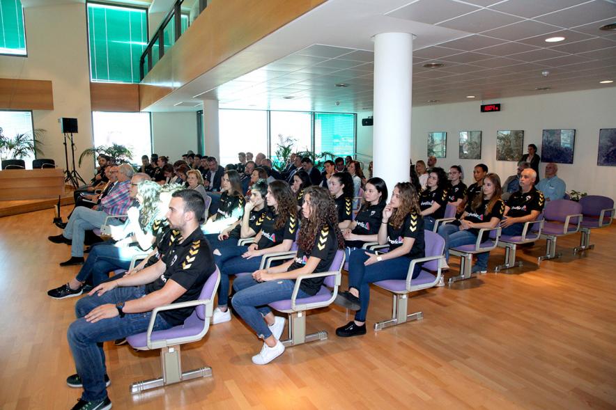 Recepción por los Ascensos del Equipo Femenino y Masculino de Balonmano - Imagen  del público asistente.