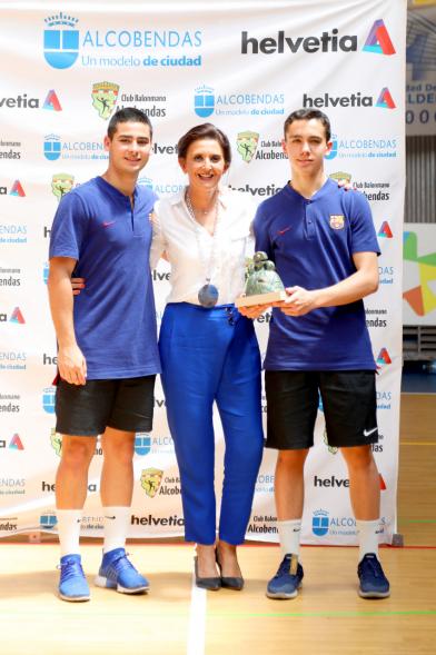 Campeonato de España Juvenil de Balonmano - Imagen de la  concejal dos jugadores con el trofeo.