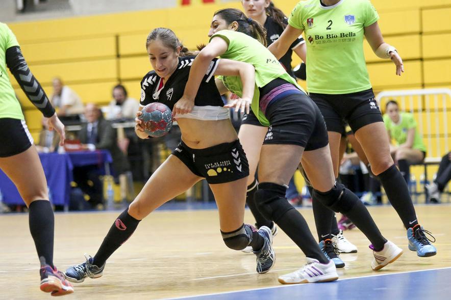 Jugadoras en pugna por la posición en la frontal del área