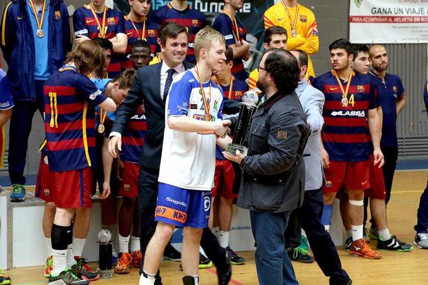 Campeonato de España Juvenil Masculino de Balonmano - Concejal entrega premio  al  equipo ganador. Balonmano juvenil masculino. 