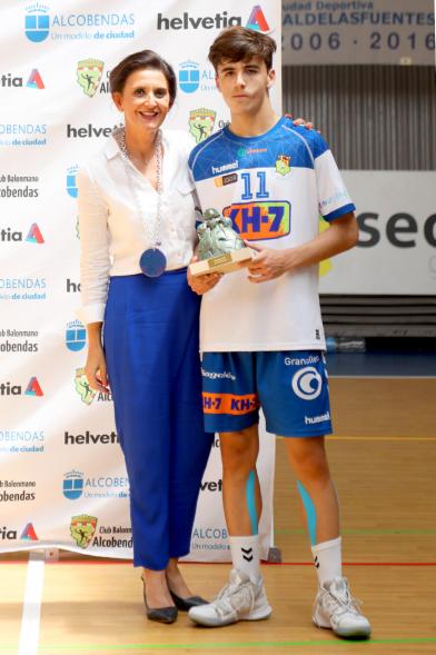 Campeonato de España Juvenil de Balonmano - Imagen de la  concejal con un jugador con el trofeo.