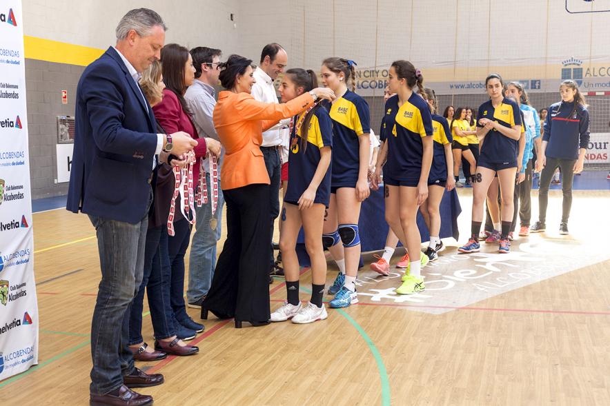 Campeonato de Balonmano Femenino - Imagen de uno de los equipos de balonmano femenino recibiendo las medallas.